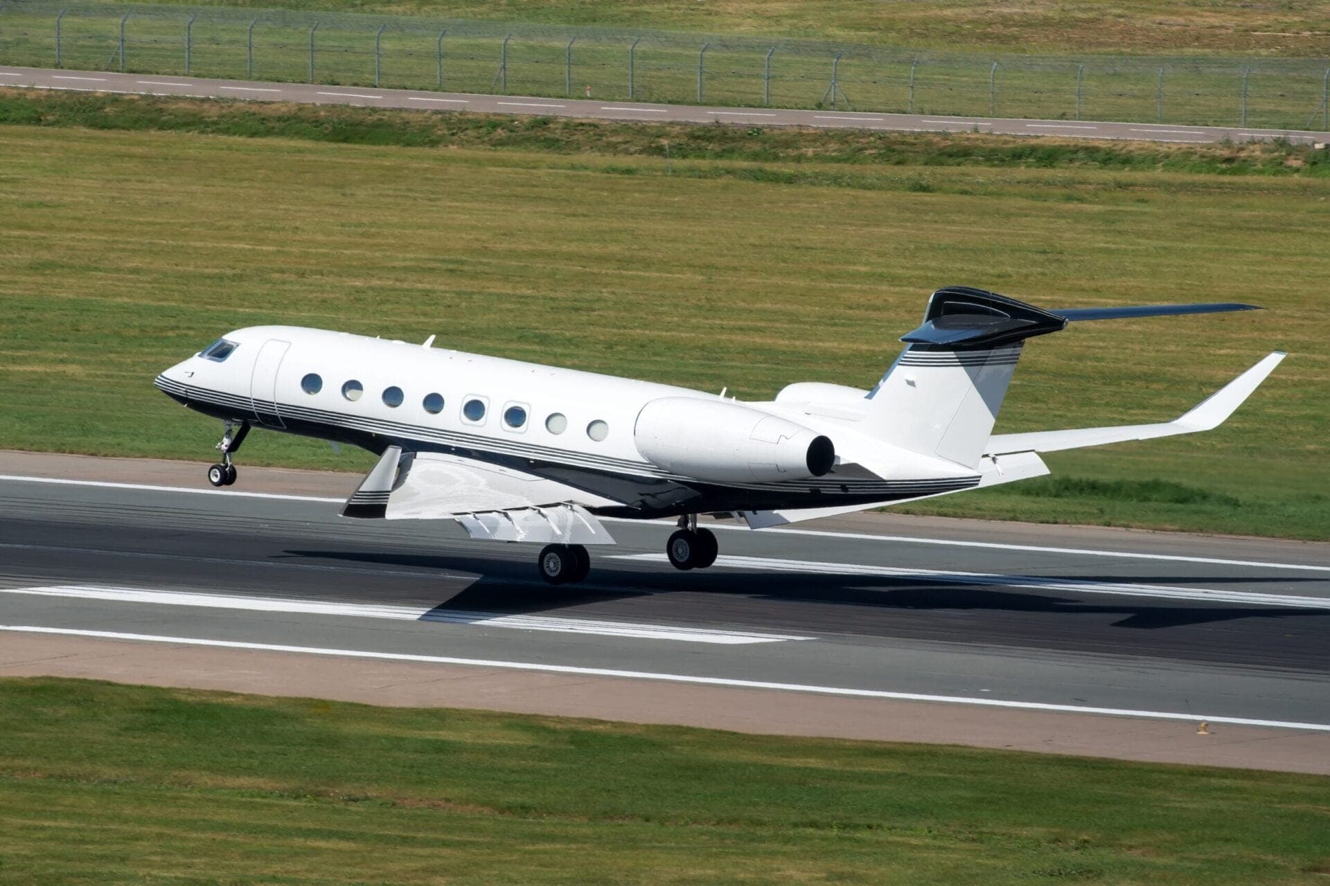 Gulfstream G650 touching down on runway