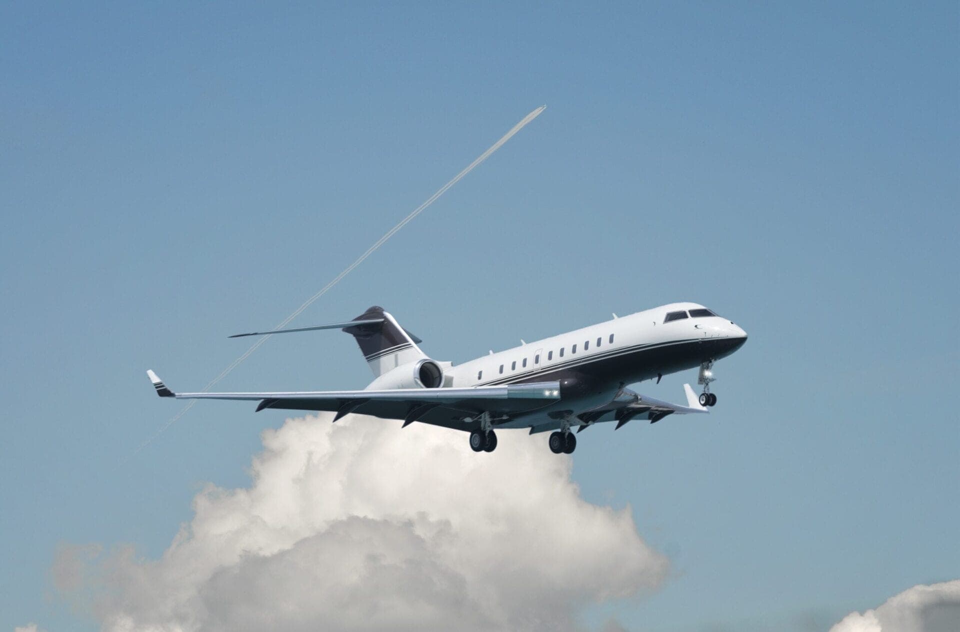 Bombardier Global 5000 on approach to land