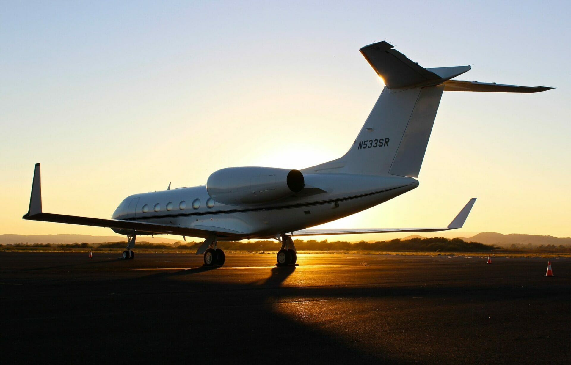 Gulfstream G450 waiting on apron