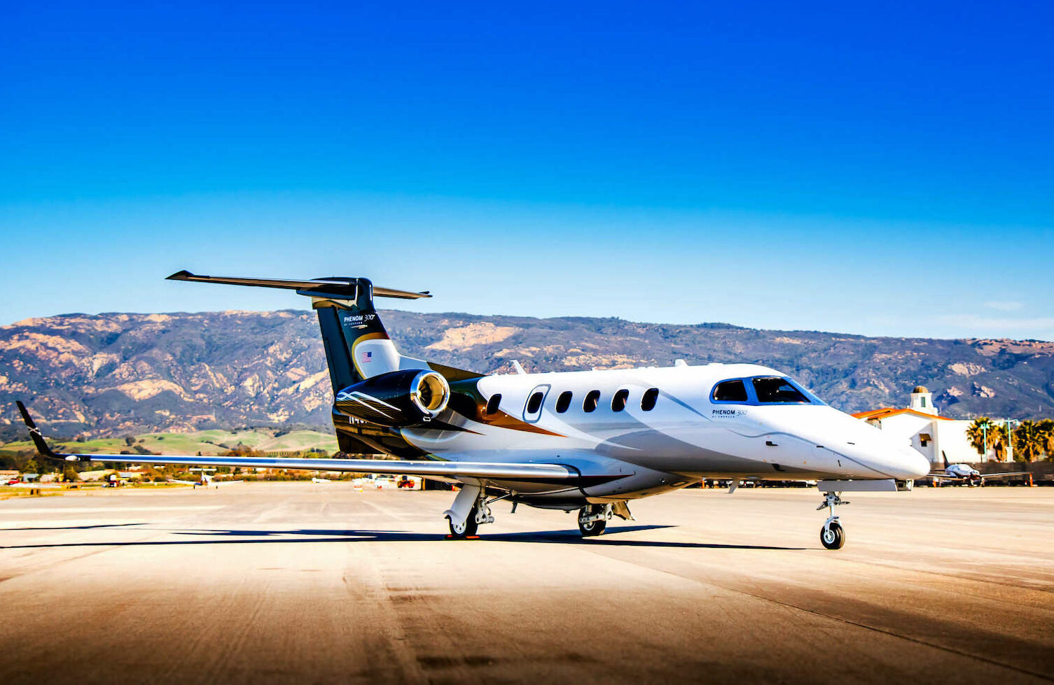 Embraer Phenom 300 Exterior
