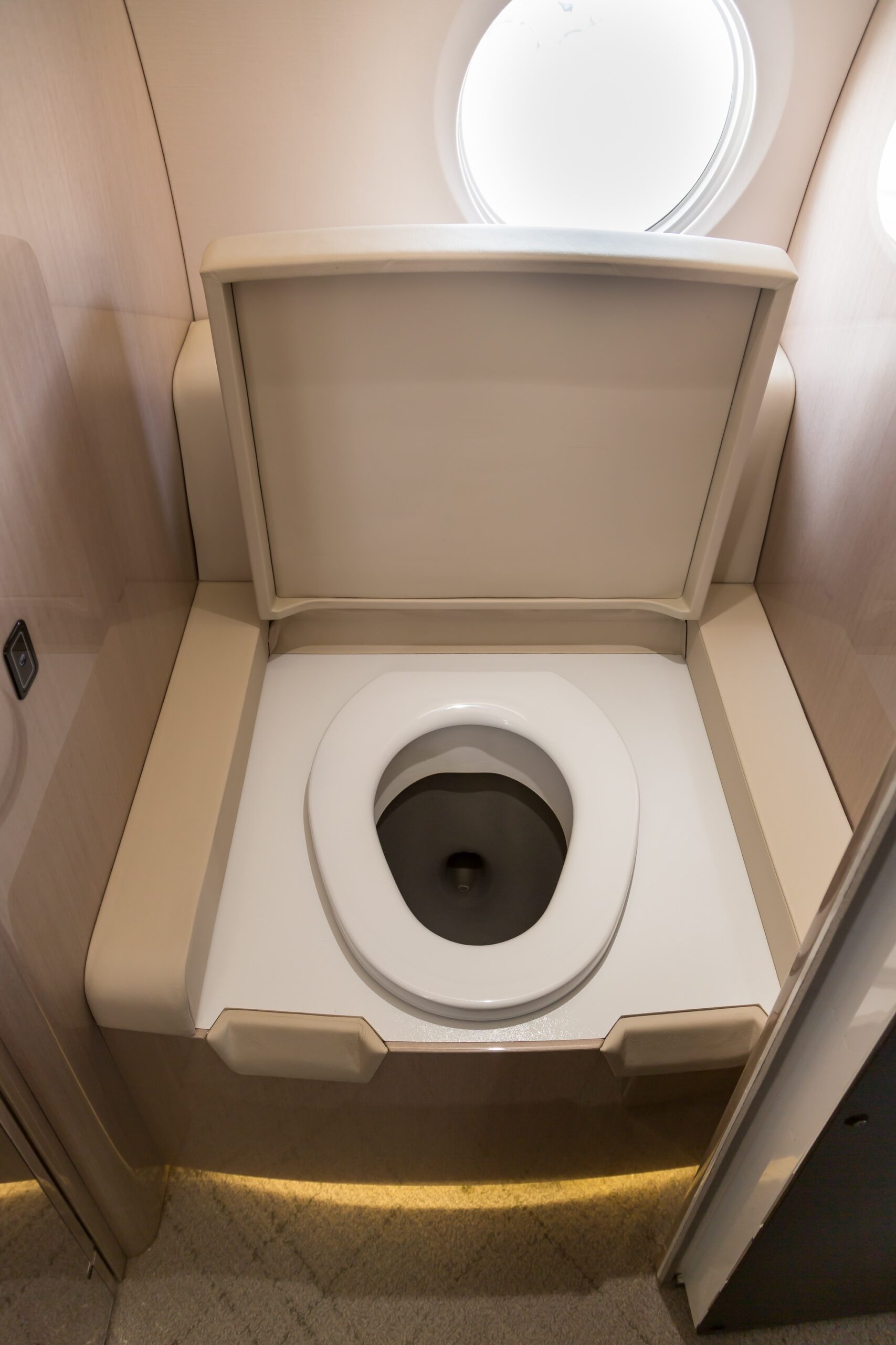 Gulfstream G280 interior bathroom toilet view
