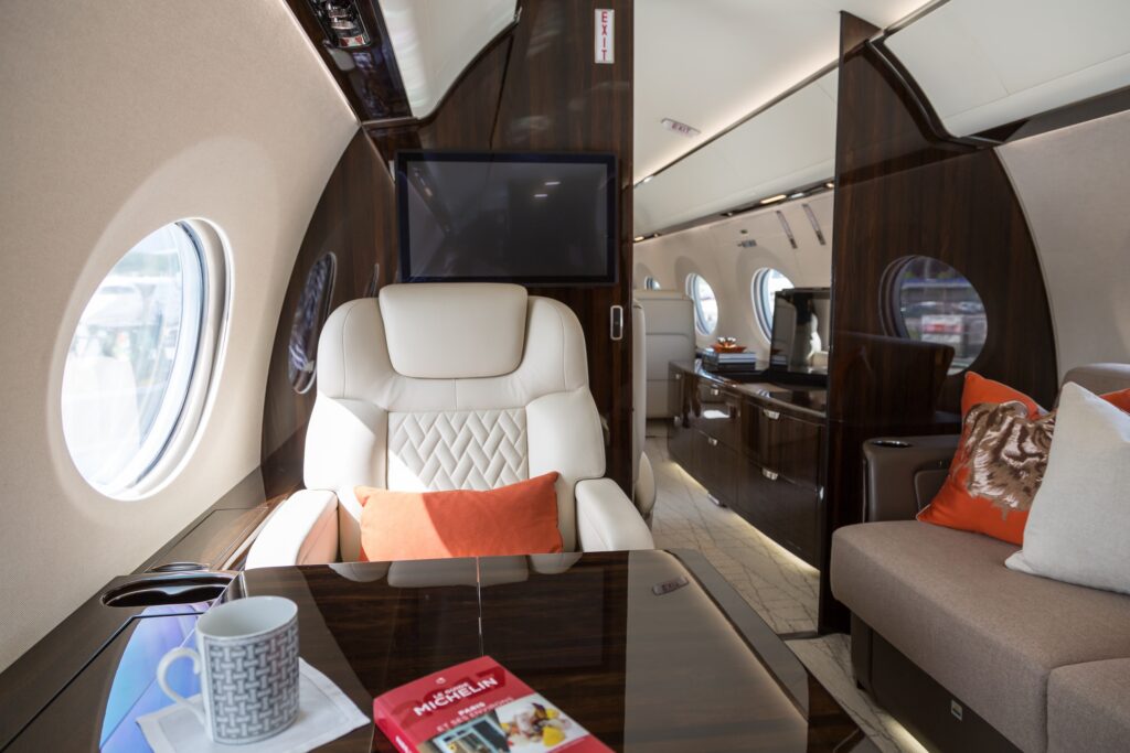 Gulfstream G600 interior seats and divan