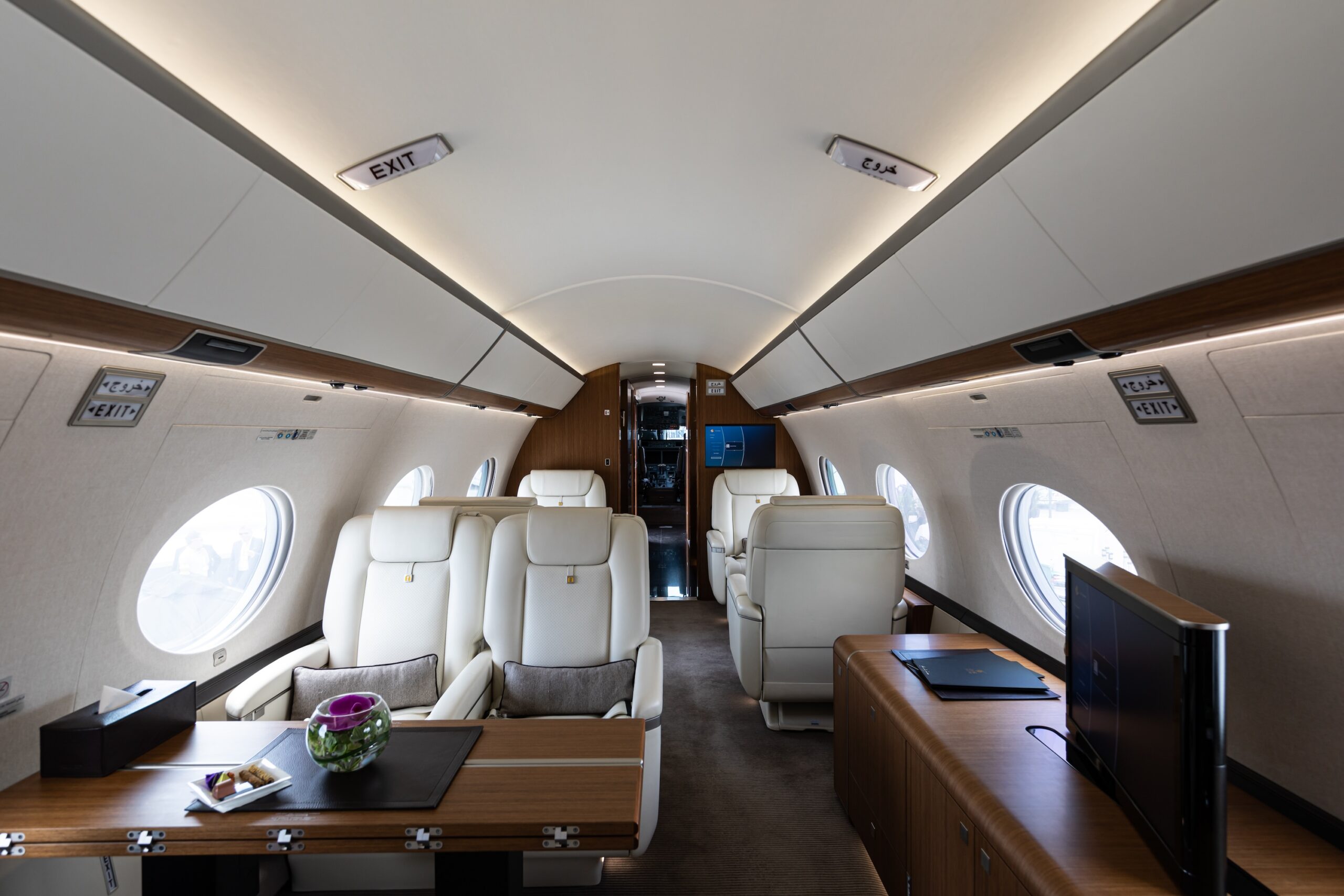 Gulfstream G650ER interior from mid cabin to front