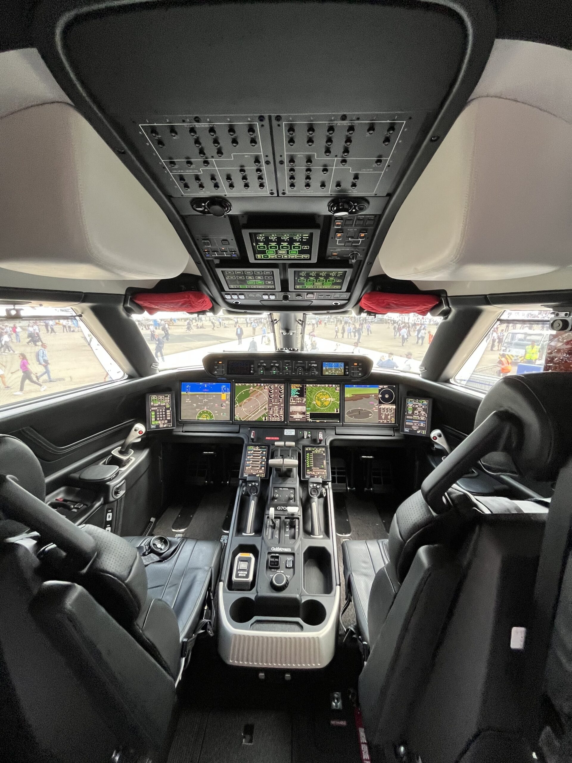 G700 cockpit displayed at Paris Airshow