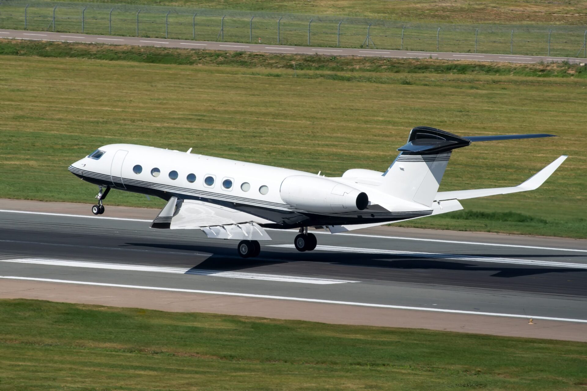 Gulfstream G650 touching down on runway