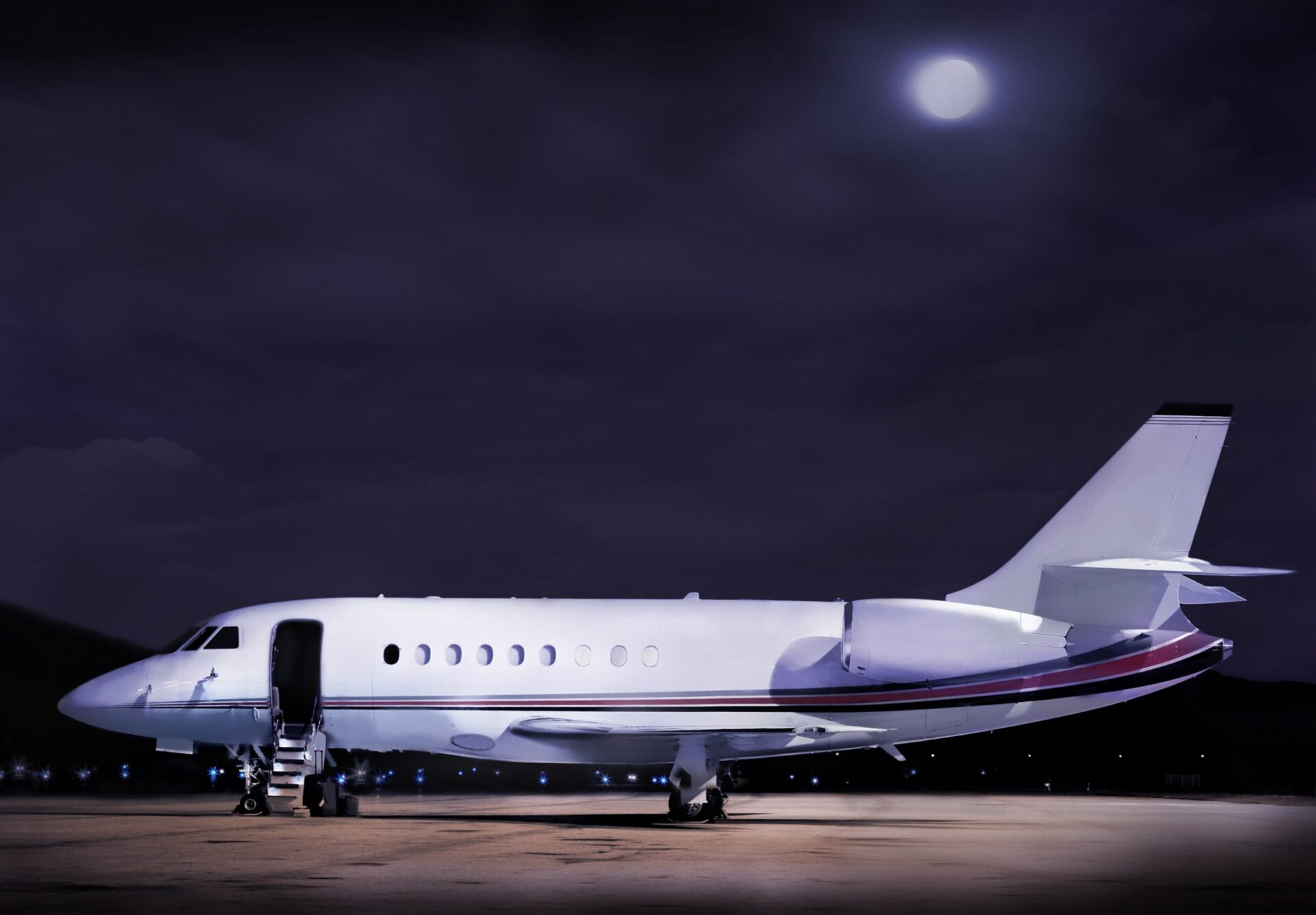 Dassault Falcon 2000 at night with stairs down