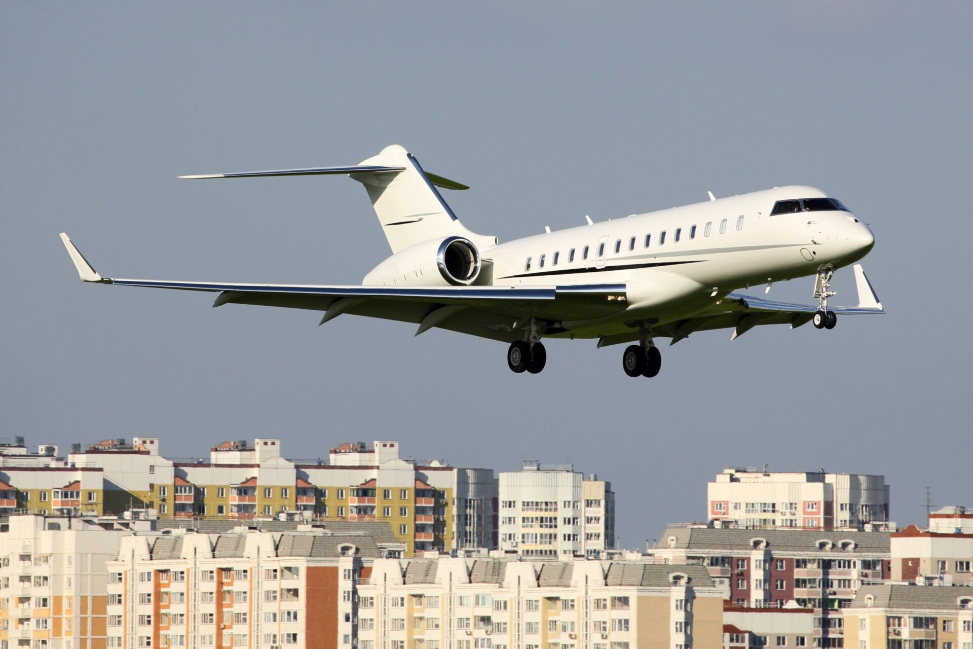 Bombardier Global 6000 on approach to land at airport