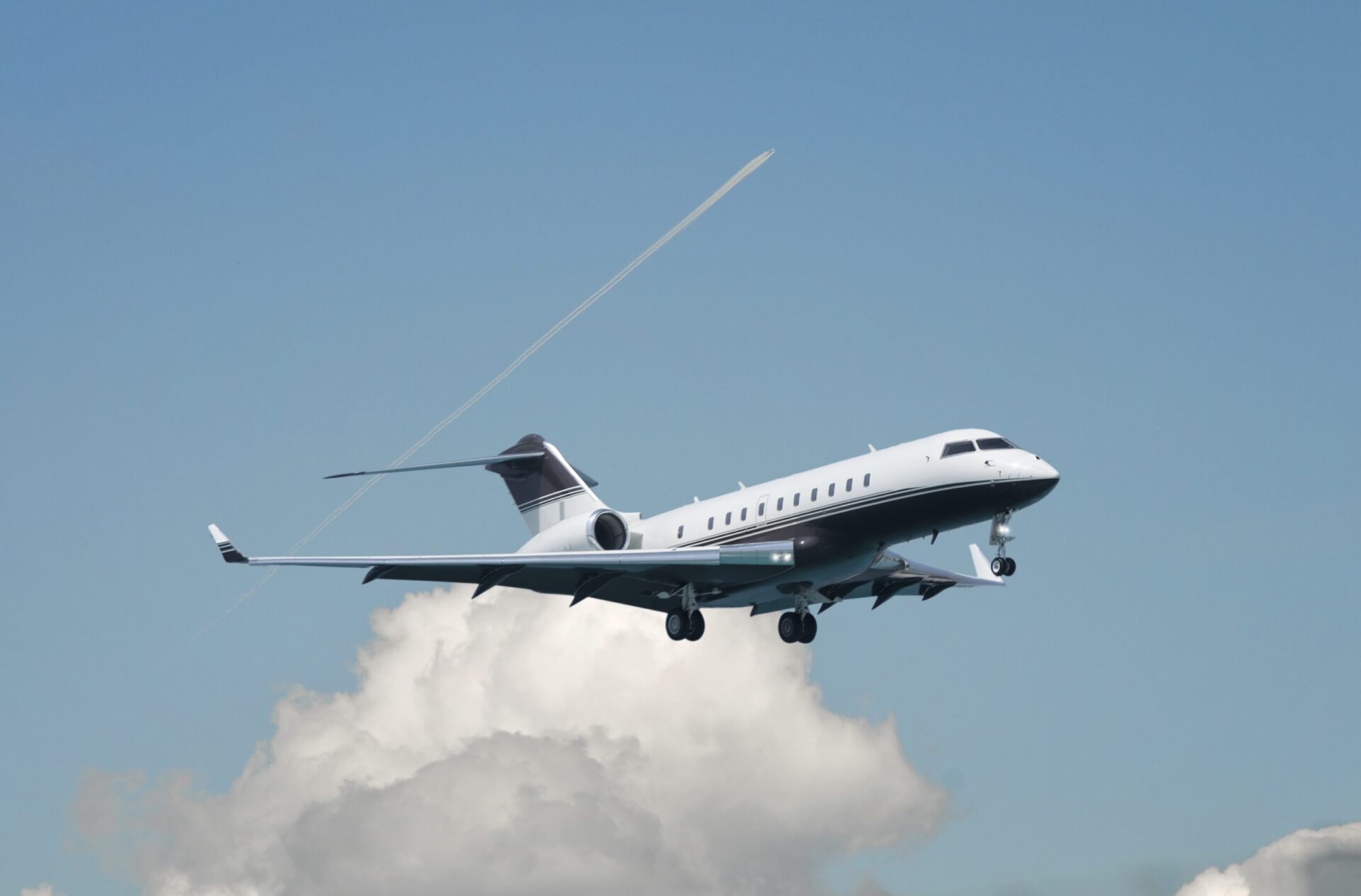 Bombardier Global 5000 on approach to land